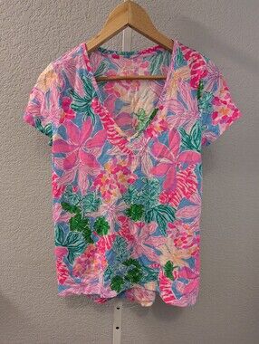 Lilly Pulitzer Etta V-Neck Tee in Tigers Lair Print Size XS